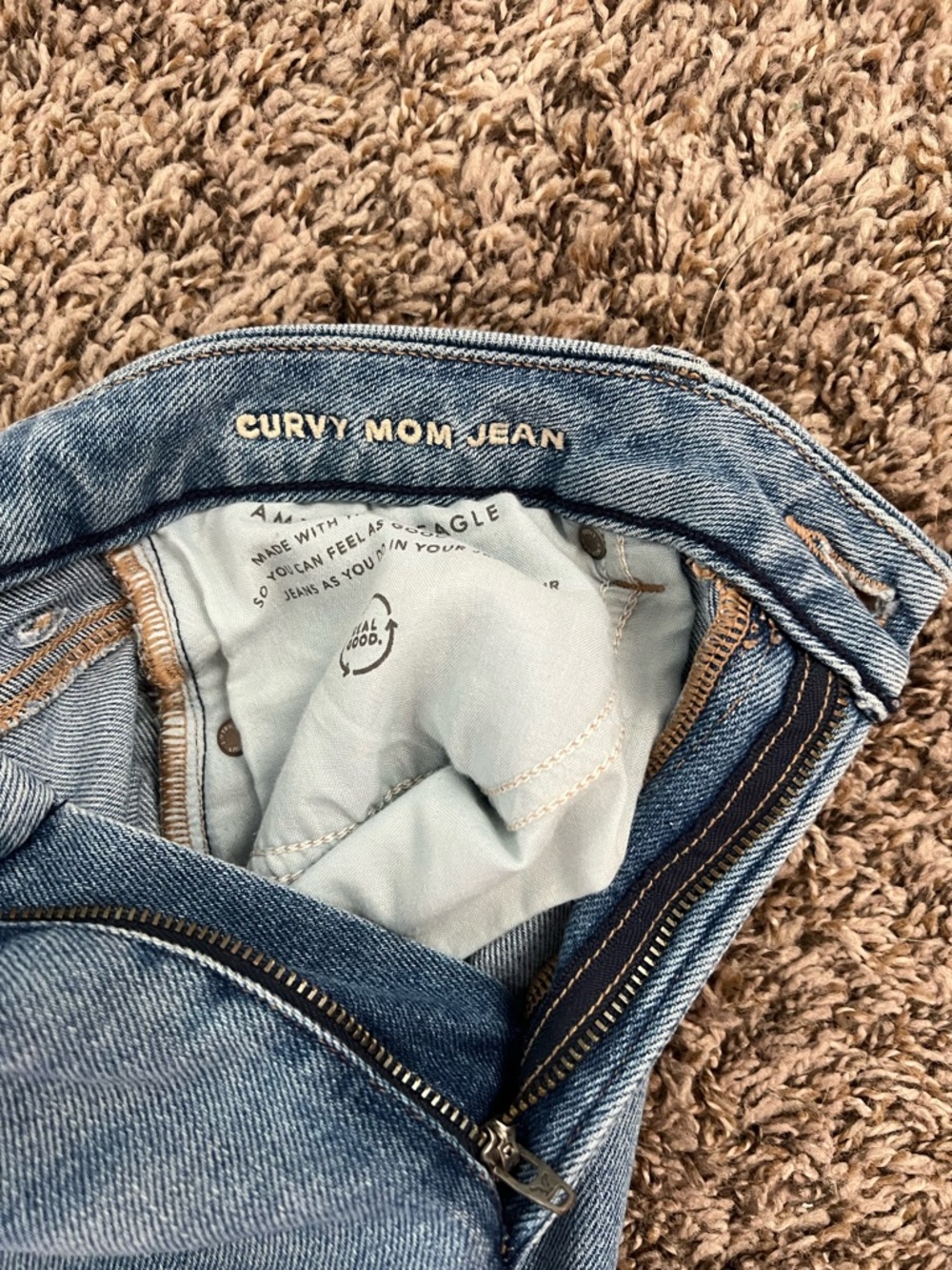 American Eagle Curvy Mom Jeans in Light Blue Denim - Picture 3 of 4